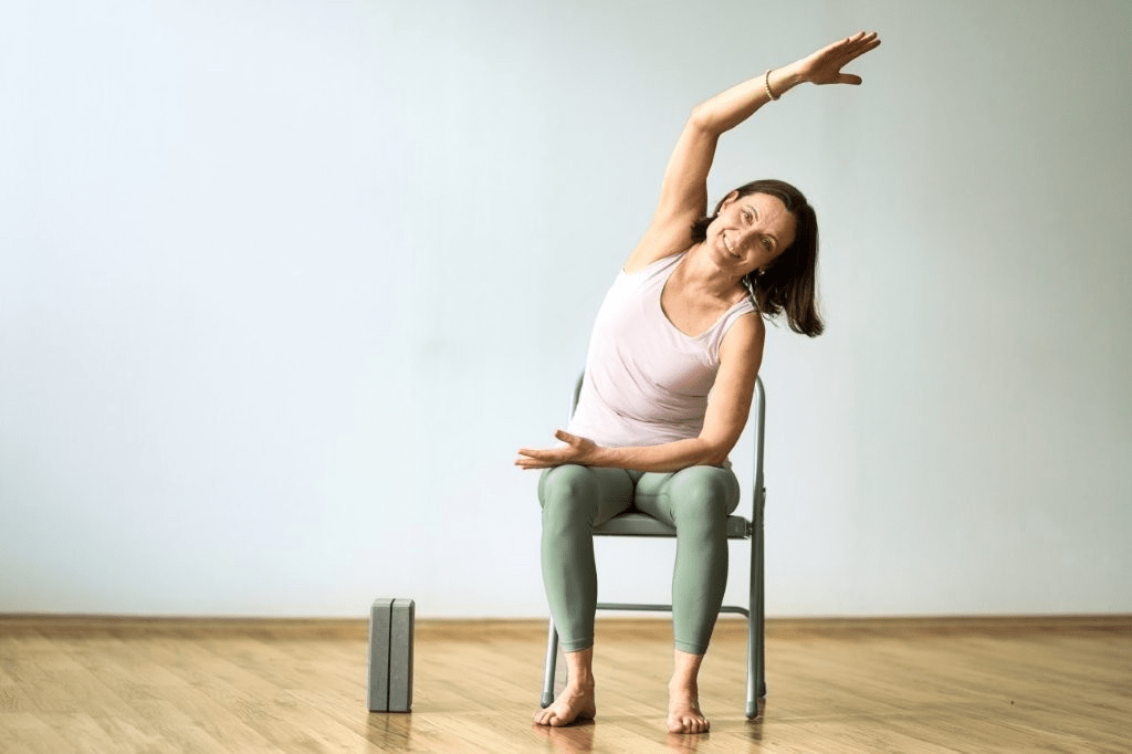Kristina Reich-Simmons beim Sanften Yoga in Yogapose auf dem Stuhl Kristina Reich-Simmons beim Sanften Yoga in Yogapose auf dem Stuhl